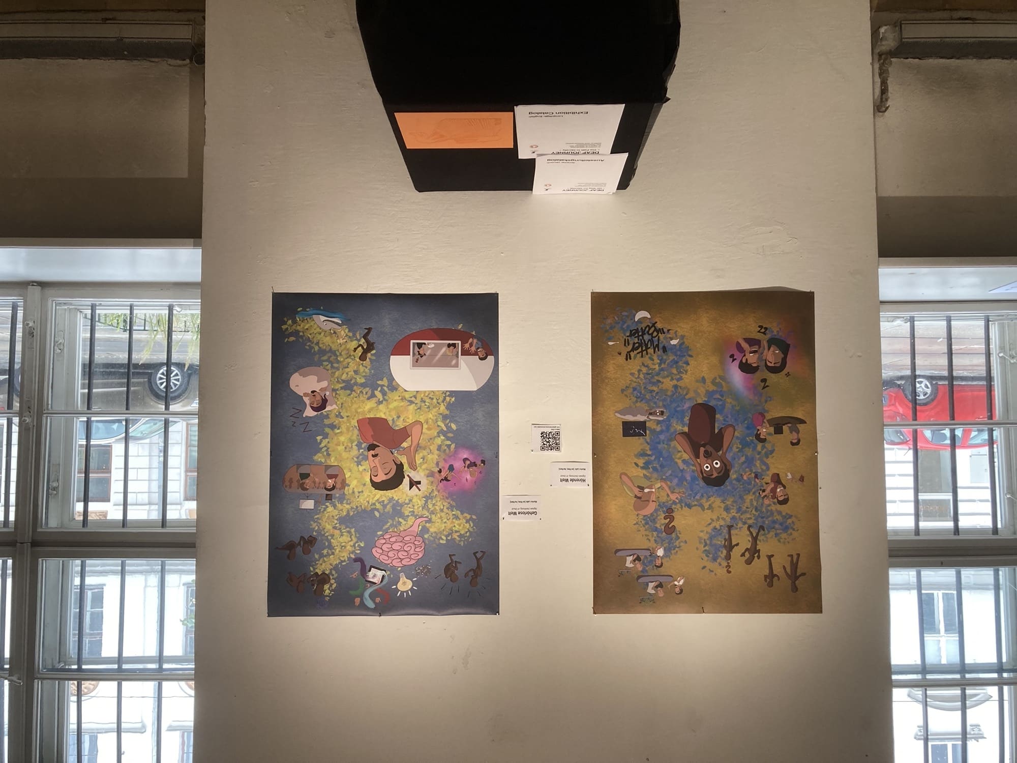 zwei Bilder an der Wand, auf dem linken ist zentral eine Person zu sehen, die sich die Ohren zuhält, darum kleinere Szenen, die allesamt stressig und unangenehm wirken, auf dem rechten Bild ist in der Mitte eine Person zu sehen, die offensichtlich entspannt ist, rundherum Szenen aus dem gehörlosen Leben